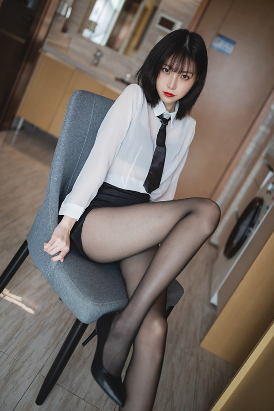 许岚 – OL制服 [41P-587MB]