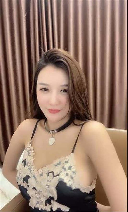 斗鱼某女神主播深夜点陪玩小姐姐接私活情趣热舞 土豪VIP一对一双视角[5V/384MB]