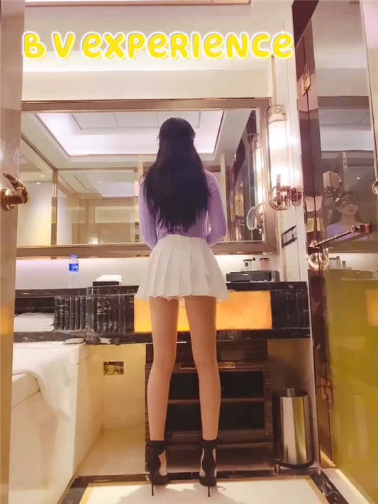 【极品反差婊】推特女神爱丝袜Vivian姐定制版流出 – 清纯白色JK淫荡痴女[1V/459MB]