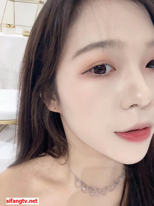 高颜值艺校反差小美女郝伊樊高价V信与土豪视频聊天[43P/6V/380M]
