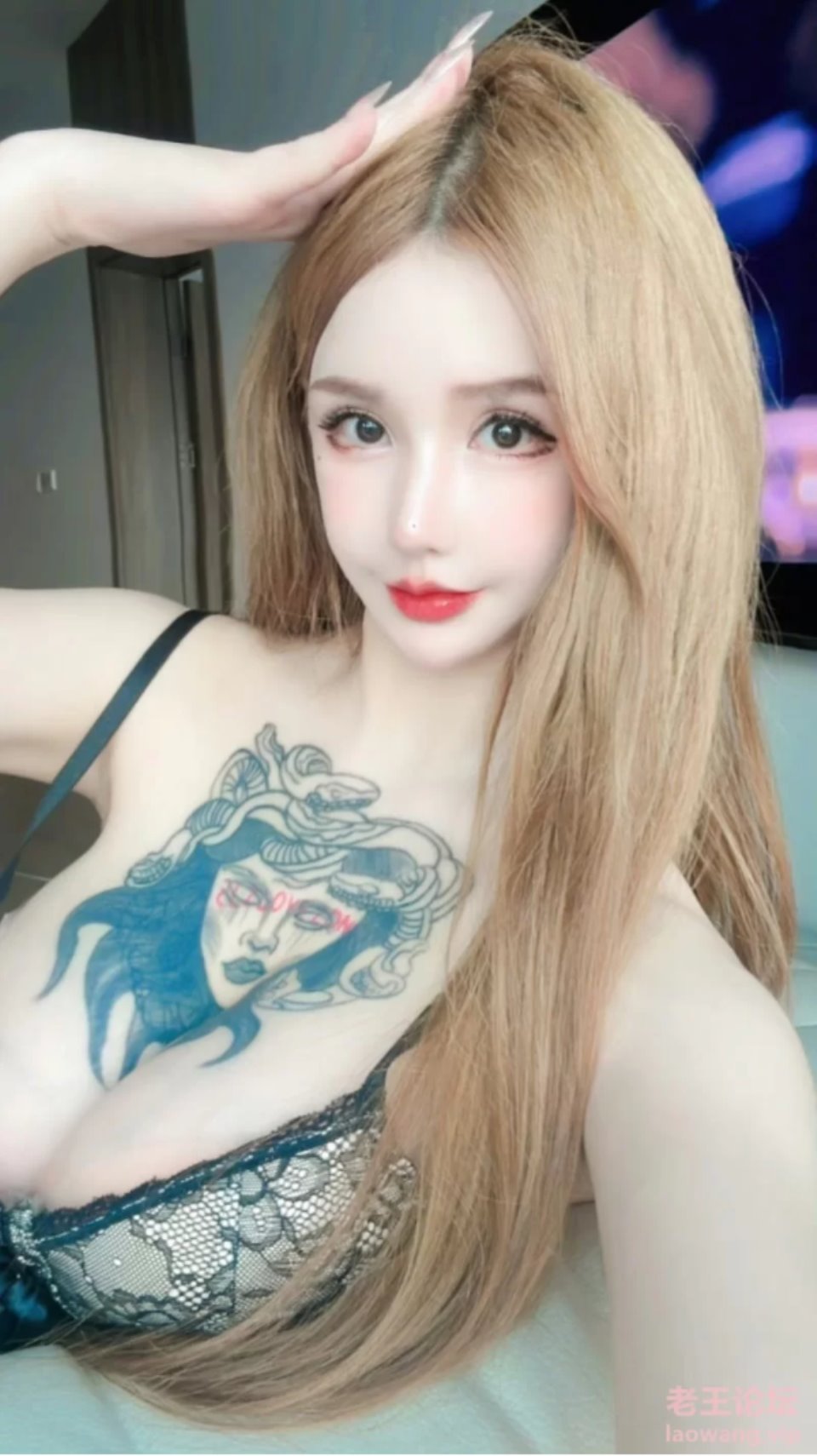 [已失效][自拍] [自行打包] 抖音网红【金伊娜】人肉三明治3p多人运动 [35v＋11p+88M][百度盘]