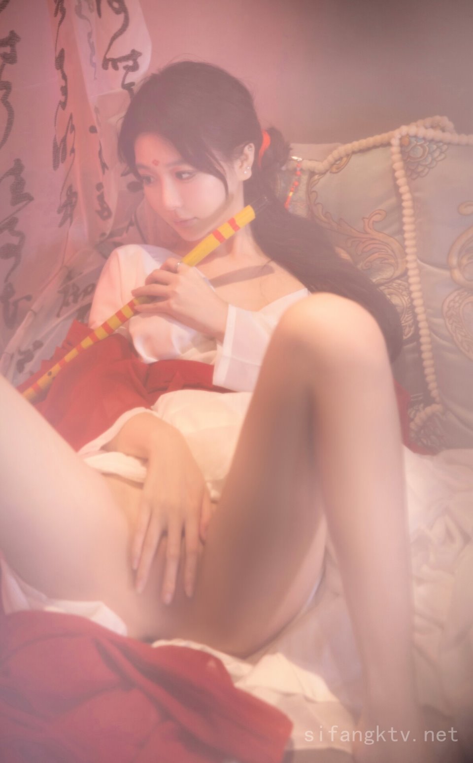 颜值巅峰秀人网当红女神模特【谢小蒽】大胆私拍古风篇，透明红袍笛子遮B紫薇呻吟滴蜡原声挑逗