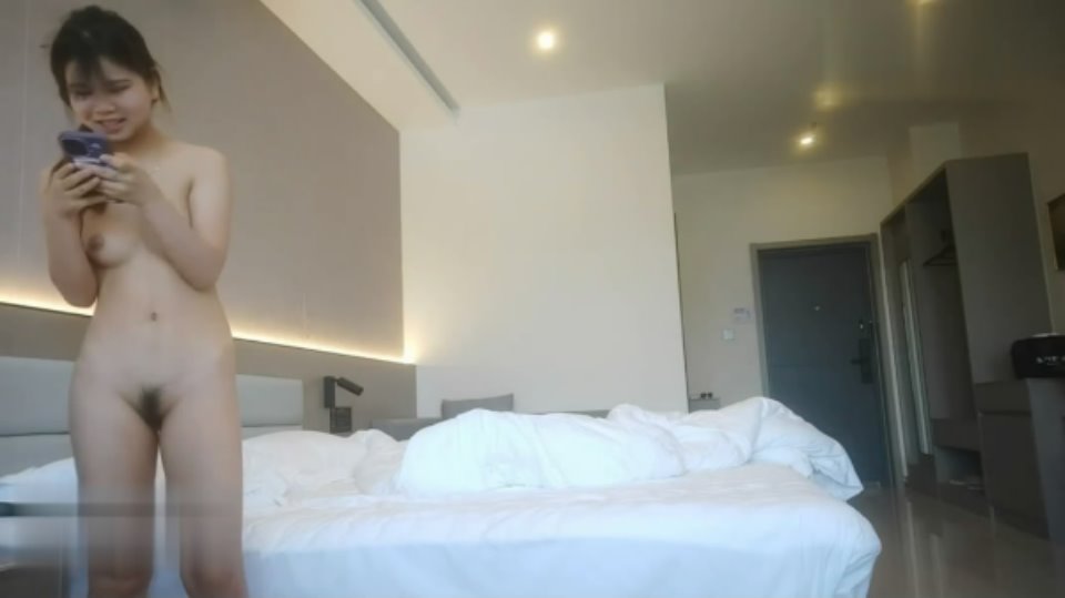 [美女] [视频分类] 光头老王酒店约炮一个洋娃娃脸小美女身材极品逼紧水多温柔可爱，老司机专属后入很紧【1V 326M BT】