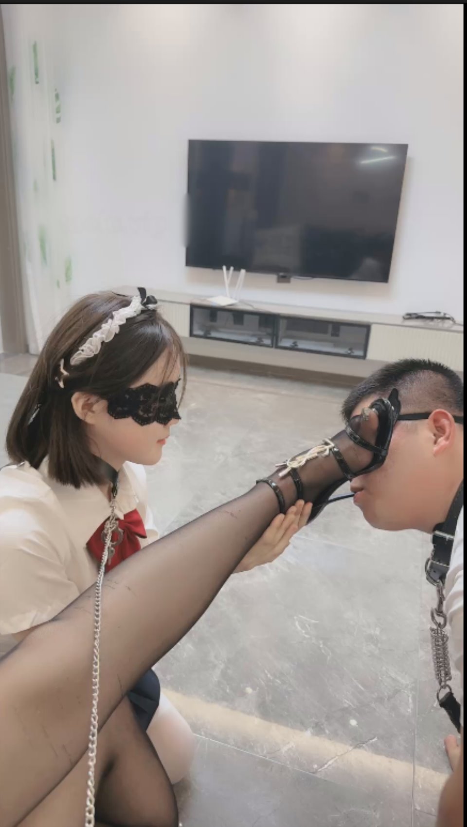 套路直播妆主大大-女仆伺候65分钟 黑丝高跟长腿-情侣奴非要下跪做狗【1V】【697MB百度云】