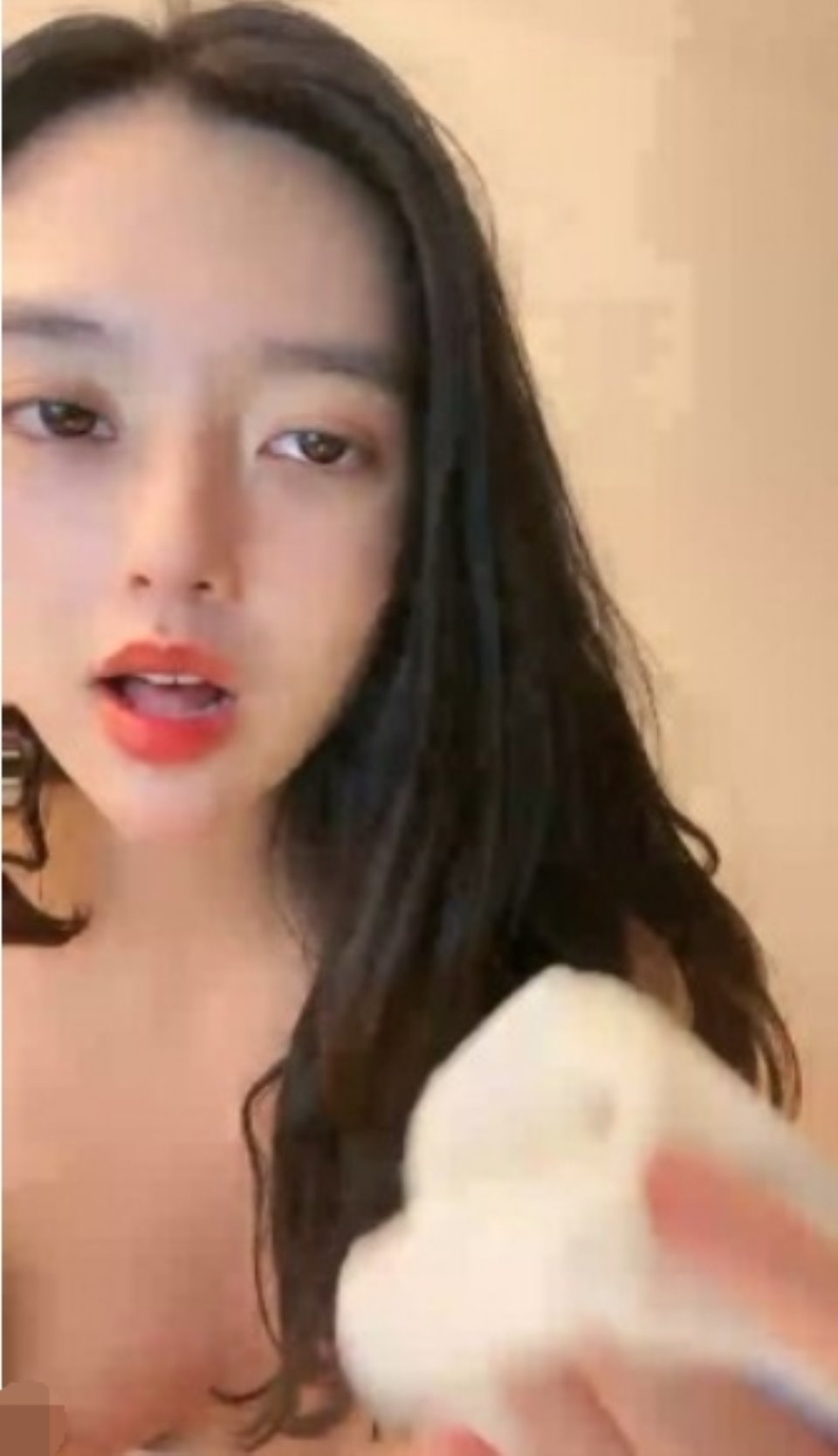烈焰紅唇顔值女神剛下海大尺度秀，大黑牛震穴，翹起大肥臀振動棒抽插，掰開小穴看洞264M