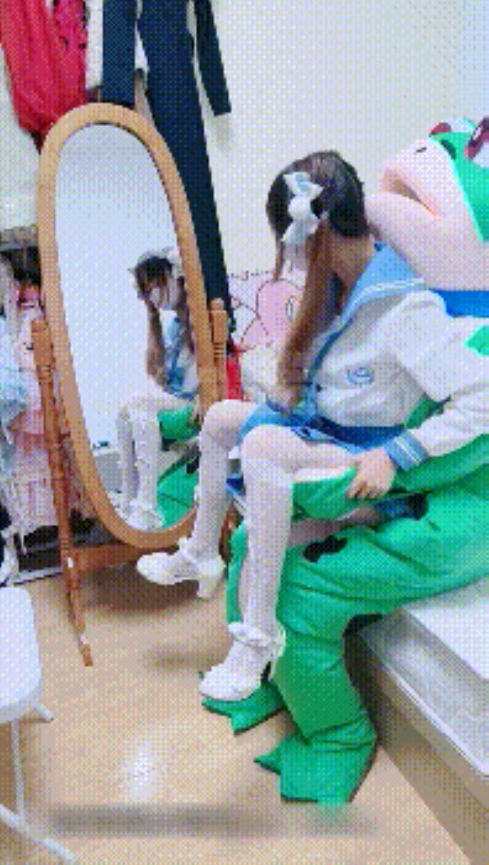 【软软兔-Lt774523412】网红痞帅青蛙操百褶裙学生妹 [1V+1.5][百度盘]