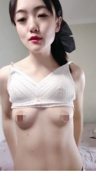苏州贫乳小少妇也能这么有魅力，真的是好骚呀，奶子小了点，但笑容治愈人，扭动骚臀受不了啦 好骚气！244M