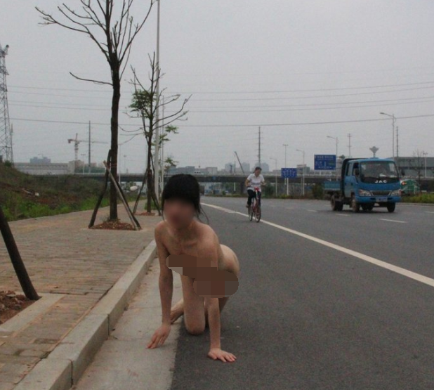 屌炸天露出狂人女神-草莓酱-各种明目张胆露出啪啪视图（515P,26V,753M）