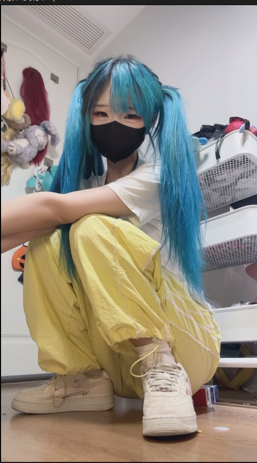 套路直播芃芃大人-双马尾 休闲裤 小太妹【1V】【196MB百度云】