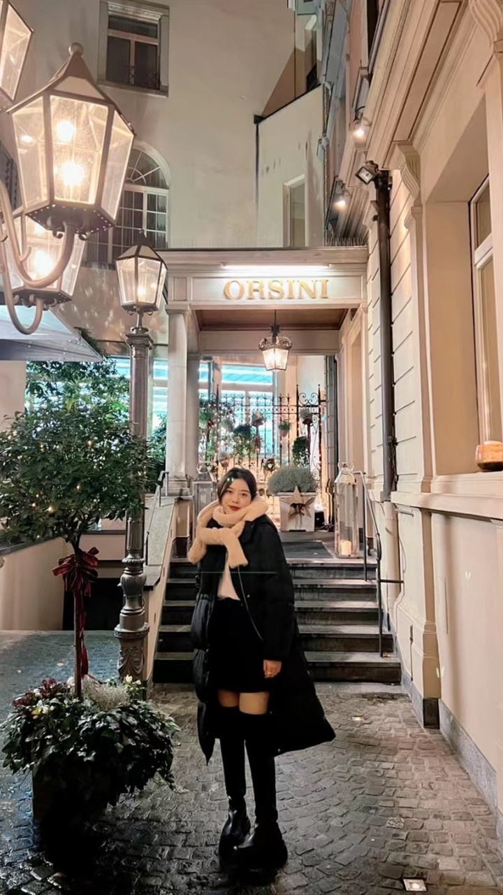 綠帽男邀猛男酒店3P氣質騷妻穿高跟灰絲吮吸肉棒頂肏淫語浪叫／勾搭蜂腰翹臀復旦女博士開房洗漱台露臉口交女上位騎乘 35P 8V 1.61G