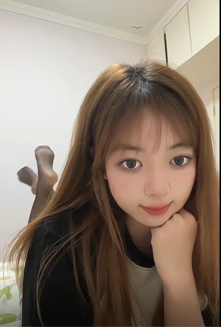 抖音【小doll芽/喵喵doll】道具自慰脸穴同X [4V+274m][百度盘]