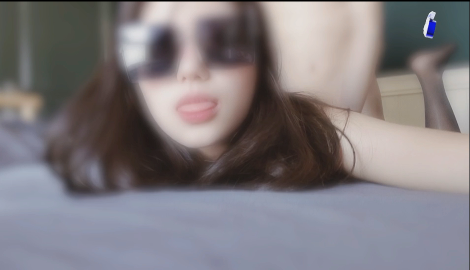 【新】爱玩熊熊-黑丝表妹给了一份特殊礼物【1V】【1.05G百度云】