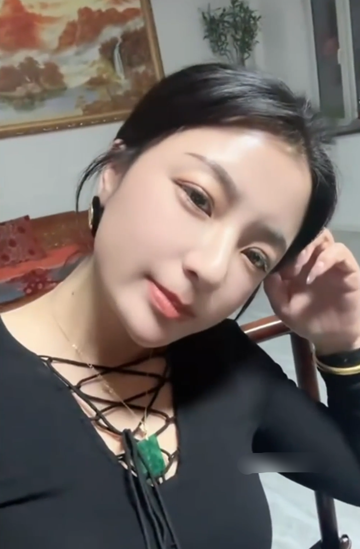 抖音极品少妇-二姐-高价啪啪自慰福利（1P,8V,1.1G）