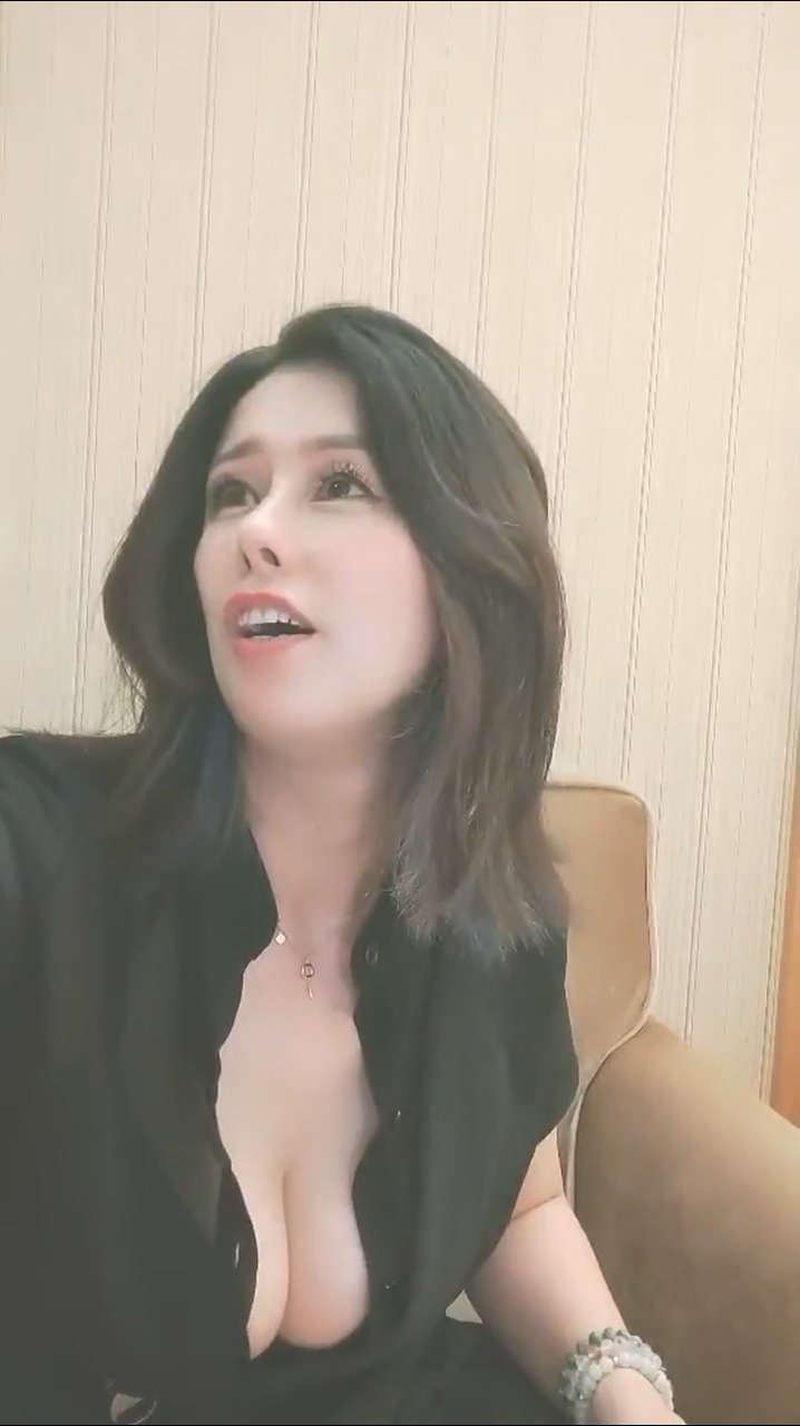巨乳轻熟女 身材超丰腴皮肤白皙被小哥无套输出 [1V 729.22MB]