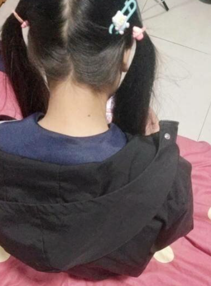 海角乱伦大神【19岁女儿小亚】付费钻石贴，女儿从老家回来后，主动的不行，对白全程
