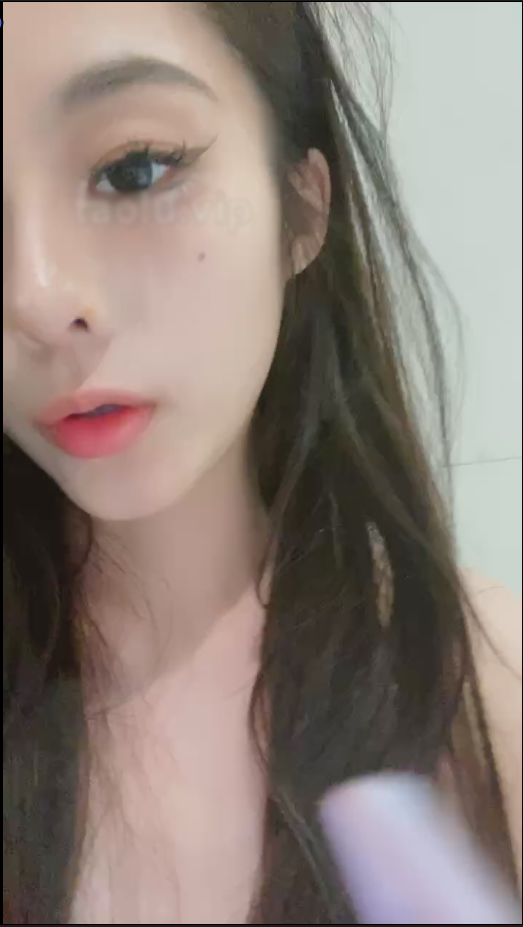 玩物直播不知名美女-浴室脚垫视角【1V】【132MB百度云】