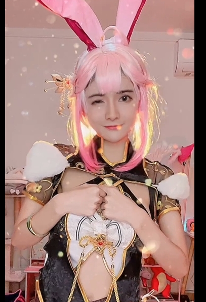 （老瓜磁力链接）抖音爆乳网红美女『狗头萝莉』最新啪啪視頻流出 公交车骚母狗 被男友约炮 高清