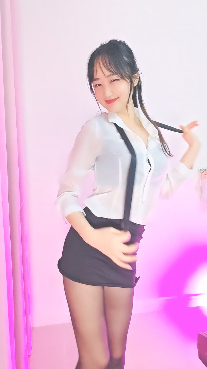 黑絲露臉制服誘惑全程露臉有才藝的小姐姐大秀直播 [1V 1.56GB]