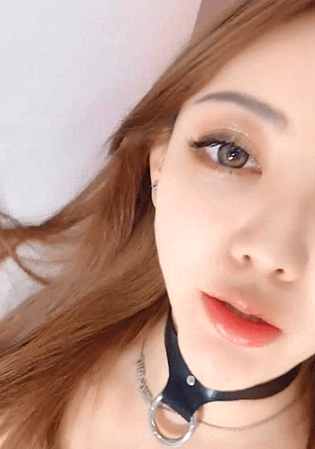 线上约啪的极品女主播，肤白貌美露脸黑丝诱惑，撩骚互动狼友揉奶玩逼特写展示， 粉粉嫩嫩跳蛋插入淫水多多