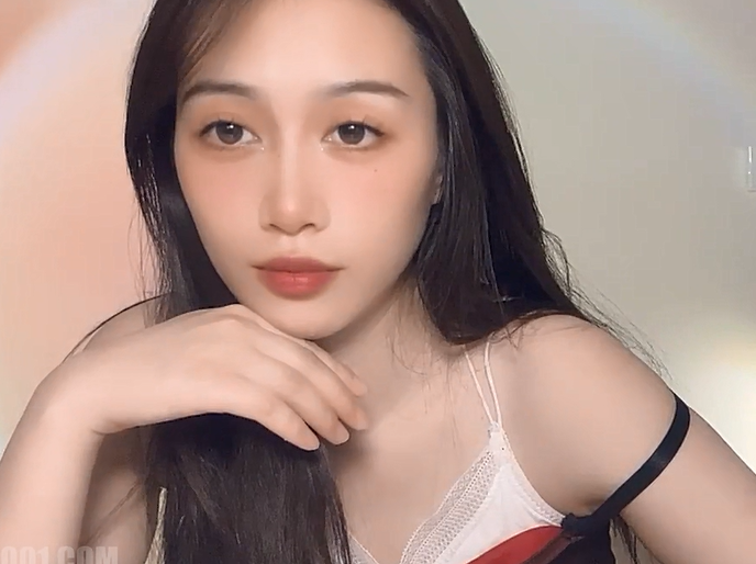【Stripchat】清纯可爱反差眼镜娘女主播「sydney」邻家姐姐水超多，跳蛋按摩粉嫩小穴湿润
