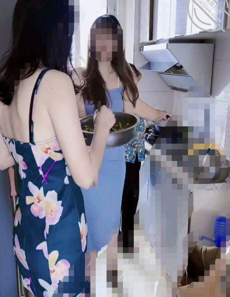 《母子乱伦》妈妈醉酒状态被我把玩丝袜美腿 小姨突然进屋坏我好事 最后想办法把她一起办了