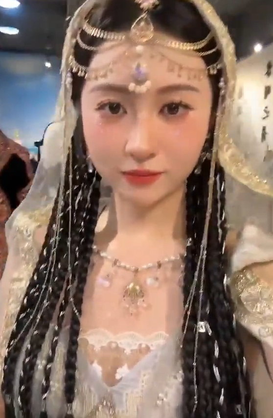 富二代约啪大神-Kabuto-05年极品校花女神（3V,767M）