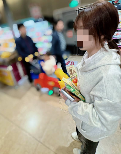 兄妹乱伦 破处萝莉小表妹后续9-影院里酒精上头，扒开我的裤子口嗨，滑滑梯狭小空间猛操一顿