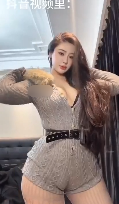 抖音微博百万粉妖艳肥臀女神-亚亚亚辰-千元超大尺度私拍（8V,640M）