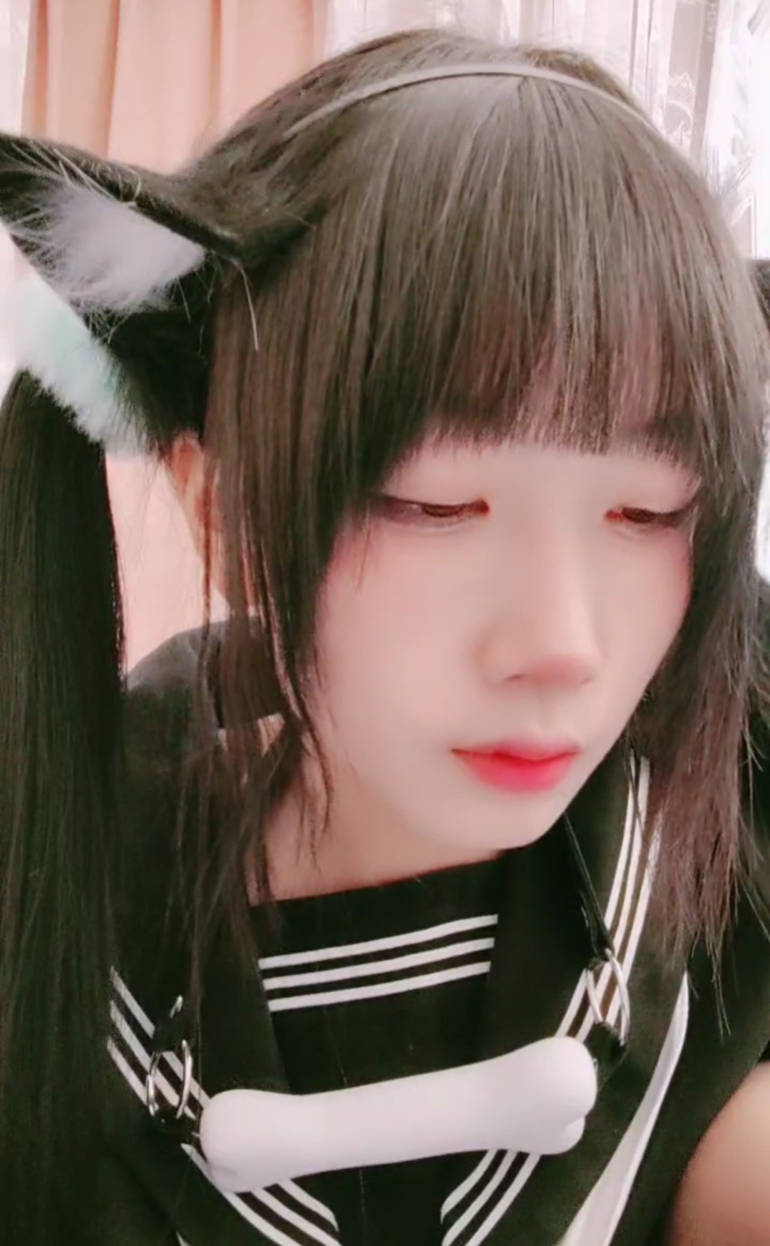 极品尤物美少女！清纯系天花板！JK装双马尾，撩起裙子开档黑丝，玻璃棒抽插无毛嫩穴，大黑牛自慰