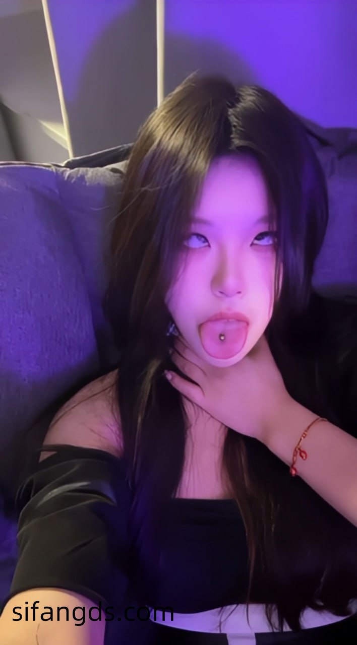 抖音极品御姐枭娍大尺度阿黑颜自拍合集15v 4.9g