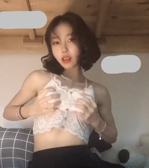 露脸反差 宿舍穿白色蕾丝吊带 手扣嫩逼自慰 裸体秀身材 1V59M百度盘
