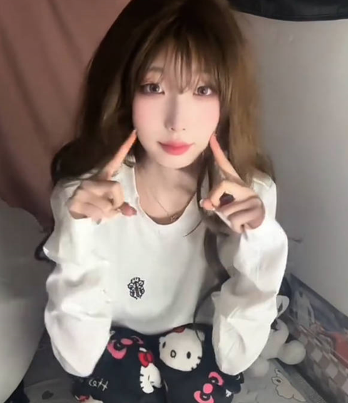抖音 十万粉丝高颜值女大学生 小水不哭 丝足美脚伺候富哥 口交啪啪自摄视频