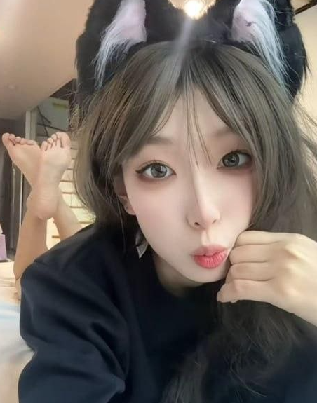 抖音 十万粉丝高颜值女大学生 小水不哭 丝足美脚伺候富哥 口交啪啪自摄视频