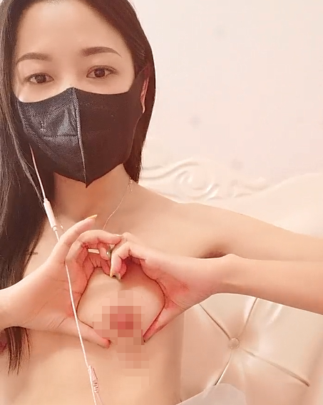 温柔极品美女，笑起来甜美，没穿内裤翘起屁股特写，手指后入扣弄娇喘呻吟