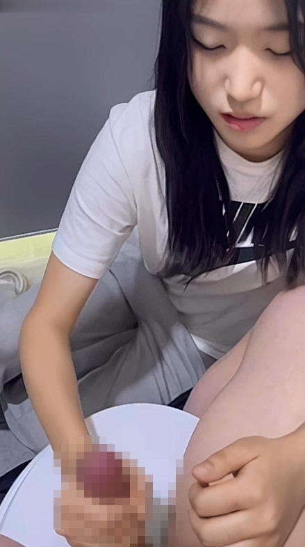 首尔艺校生厕所撸管最后射嘴里