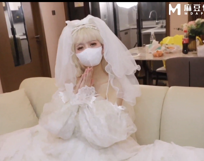 反差cos少女-Tame凛-新 被甩的新娘寻求外卖员的安慰（1V,696M）