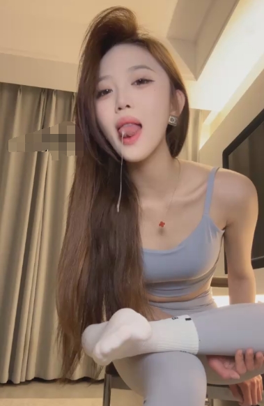 足控调教-车模尹 口水专场暴击 蜜桃臀榨诱惑 把主人的白袜套在1v400mb25min