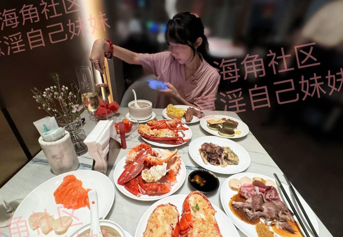 ⚫️【04月09日新品】，乱伦大神【意淫自己妹妹】钻石贴，洗浴中心跟妹妹偷情，心惊胆跳的，不过瘾还去天台找刺激[282M
