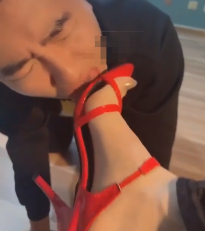 足控调教-欣妍-剧情家暴踢裆口水舔足辱骂1v800mb50min