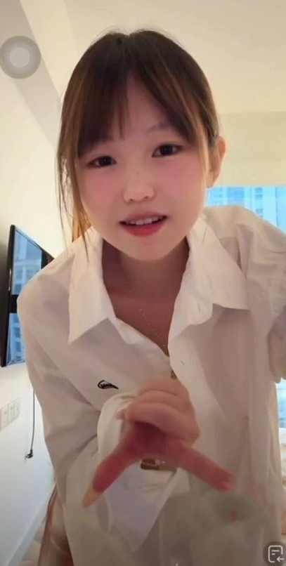 2025年4月最新，抖音主播【小侃】首部直播会议一对多, 双人激情啪啪做爱制服 黑丝 道具 口鸡吧 无套插入 1.82G