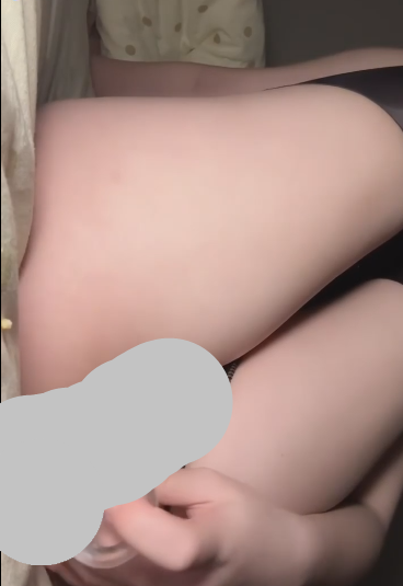 坏小狗 宅 黑色连体开裆皮连体衣  露出粉嫩小穴插逼1V38M百度盘