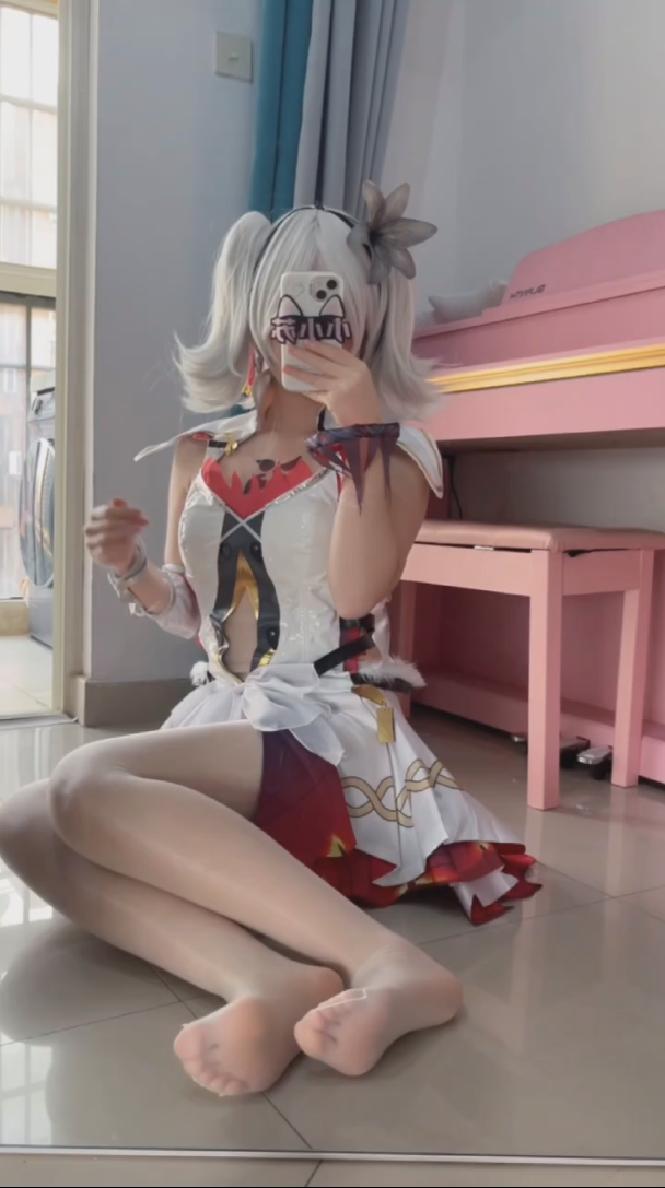 【新-足控】小小苏-鸣潮 椿 超薄白丝 裸足 秀足【1V】【139MB百度云】