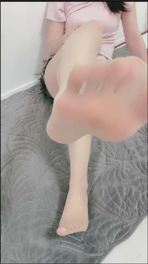 【新】微博戒碳水的小baby-热裤肉丝自慰【1V】【105MB百度云】