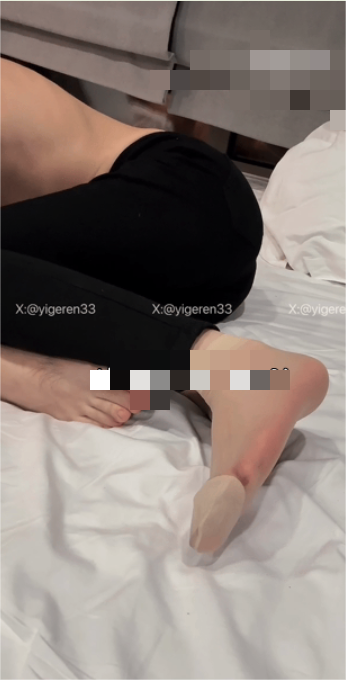 ✨推特新晋4年绿帽美腿淫妻网黄「一个ren」肉色短丝袜足交，不一样的体验！操着操着一边求饶一边被玩喷了！（5v）[1.27G