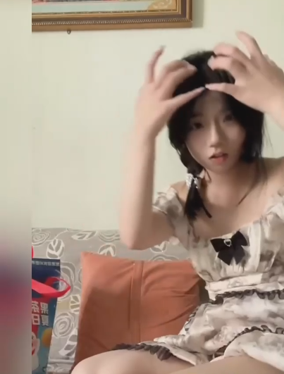 白色狐狸尾肛塞 白色印花连衣裙 在沙发上撅起蜜桃 自慰1V100M百度盘
