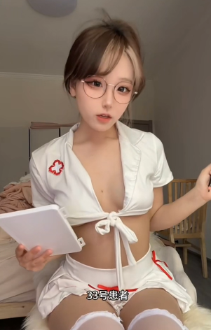 抖音极品眼镜妹-喵萝-高价门槛福利  骚护士的诱惑（1V,112M）