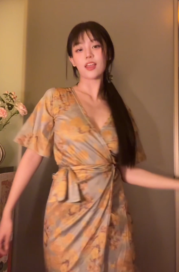 人气嫩妹-玉米（yum_707）-5月新原版高价福利（7V,795M）