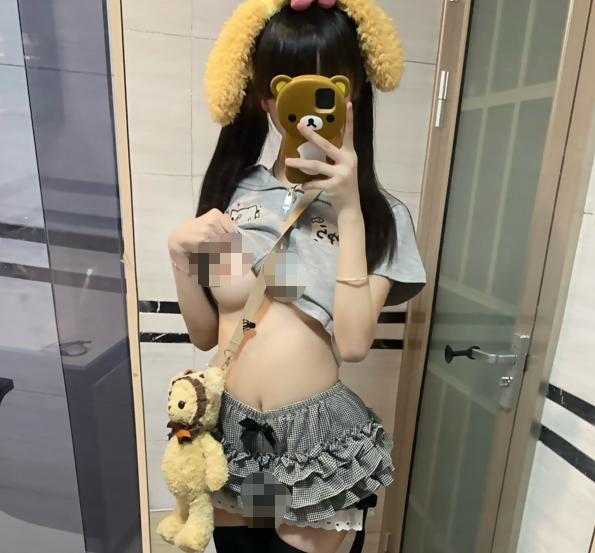Qwertyuiop – 双马尾酥胸白虎萝莉 私拍福利