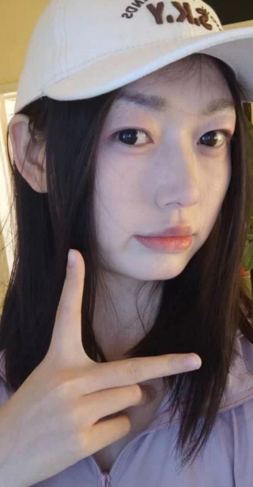 2025年6月最新,【绿帽泄密】,19岁学生妹,身材颜值都不错,有扣B特写视频,很反差,床上超级骚,阴毛多 3V316M