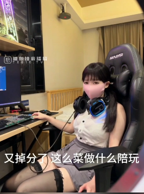 极品萝莉嫩妹-豆浆-陪玩业务不熟练的代价（1V,158M）